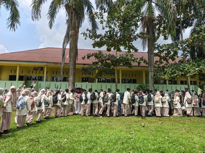 Hari Terakhir Sekolah: Siswa dan Guru MAN 1 Kota Jambi  Saling Bersalaman Sambut Hari Kemenangan